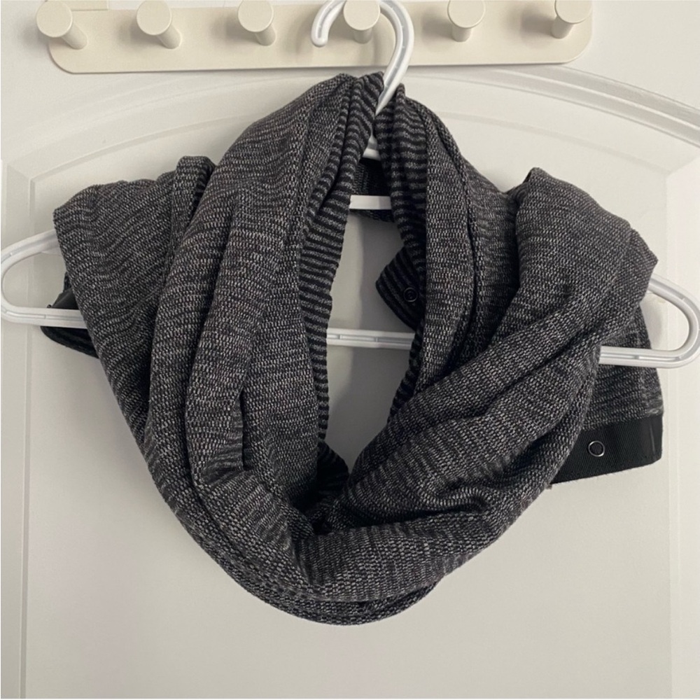 lululemon athletica Black and Gray Scarf